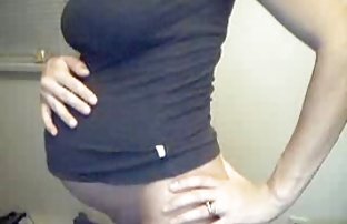 πορνό σεξ Ο τύπος με την τρυφερότητα γδύθηκε το μωρό του και έκανε σεξ μαζί της.