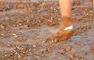 πορνό σεξ Μάσα με μια λεπτή μέση αγγίζει την κλειτορίδα στη συνομιλία