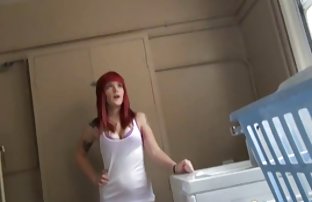 πορνό σεξ Μπικίνι ομορφιά πηδάει τον εαυτό της με ένα μακρύ dildo