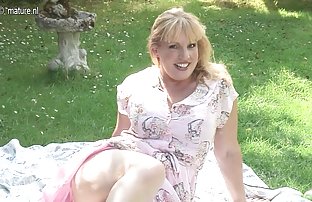 πορνό σεξ Γυμνή παρθένα με ξυρισμένο pisque μαντηλάκια με μια πετσέτα ομαλή αρμέγματος