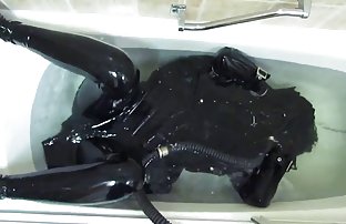 πορνό σεξ Δύο νεαρές γκόμενες πηδούν στο πουλί ενός τύπου