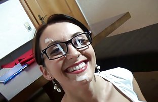 πορνό σεξ Το μωρό οδηγεί τα δάχτυλα σε τριχωτό τρύπα