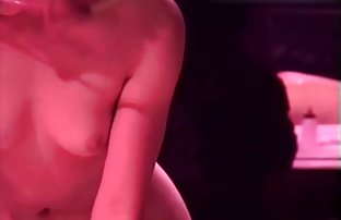 πορνό σεξ Ενθουσιασμένος Νέλι γλείφει το κεφάλι του ασβός