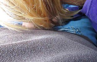 πορνό σεξ Busty γκόμενα παίζεται με ένα παιδικό παιχνίδι