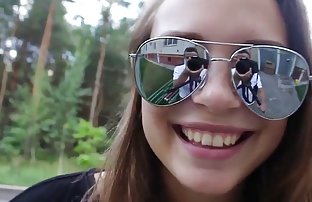 πορνό σεξ Ο άνθρωπος φύτεψε το πουλί του Μουλά στο λαιμό του πάνω από τα αυγά, και μετά την γάμησε σκληρά