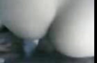 πορνό σεξ Χαριτωμένος με ένα τριχωτό καπάκι παίρνει ένα ζεστό μπάνιο