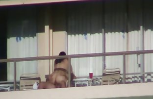 πορνό σεξ Η anfisa βγάζει ένα βρεγμένο μαγιό στο νερό