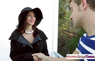 πορνό σεξ Παιχνιδιάρικο κορίτσι αυνανίζεται και στο γυμναστήριο