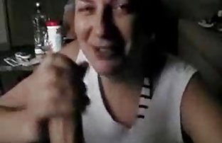 πορνό σεξ Γλυκό γκόμενα αυνανίζεται κοντά στην πισίνα