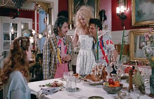 πορνό σεξ Ένα κορίτσι με τατουάζ είναι μια κούκλα με μια πληγή