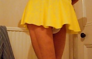 πορνό σεξ Χαριτωμένο μελαχρινή πατήσαμε με την αγαπημένη της στην αυλή