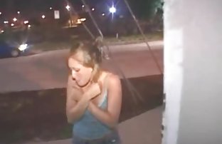 πορνό σεξ Ο όμορφος άντρας φούσκωσε μια γκόμενα στη μέση της ερήμου.