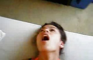 πορνό σεξ Ξανθιά μοσχάρι εισάγει στον κόλπο της