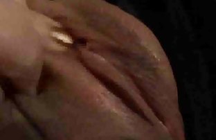 πορνό σεξ Σεξ υπό πίεση με όμορφη γκόμενα και δύο χαμόγελο