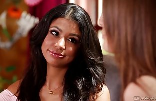 πορνό σεξ Ο τύπος άπλωσε τα πόδια της κούκλας και έσπρωξε τον δονητή στο καπέλο.