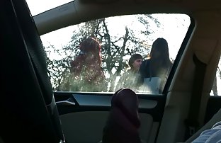 πορνό σεξ Ο τύπος φτύνει ενεργά ένα κορίτσι με κάλτσες μπροστά σε πλούσιους άντρες.