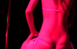 πορνό σεξ Ο ξανθός αναβάτης φόρτωσαν επιδέξια ένα μέλος του επιβήτορα