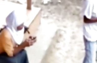 πορνό σεξ Χαριτωμένο μελαχρινή τύπος τράβηξε σε μια κούκλα σε μια δερμάτινη καρέκλα