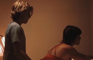 πορνό σεξ Η Σαμάνθα σε μια κοντή φούστα και τα δικτυωτό καλσόν αποπλάνησε τον τύπο