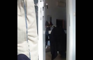 πορνό σεξ Μωρό πυροβολεί λεσβιακό σεξ στο tablet με ένα φίλο στην κουζίνα