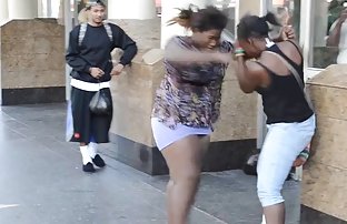 πορνό σεξ Γυμνός σε δημόσια ξανθιά περπατάει στο δρόμο