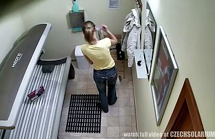 πορνό σεξ Ομαδικό σεξ της νεολαίας στην βραχώδη ακτή