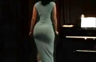 πορνό σεξ Ώριμη γυναίκα σε νάιλον κάλτσες με μεγάλα βυζιά ποζάρει για την κάμερα