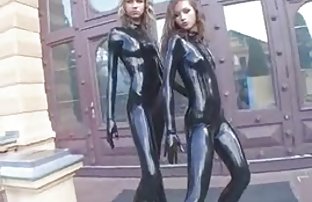 πορνό σεξ Νεαρό κορίτσι κείτεται στον καναπέ και ονειρεύεται σεξ