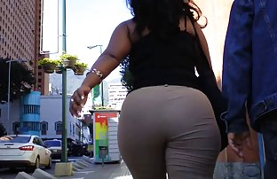 πορνό σεξ Κορίτσι με μπλε μαλλιά που κάνουν ένα μίνι