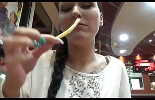 πορνό σεξ Το κουρασμένο κορίτσι κοιτάζει τον εαυτό της στον καθρέφτη