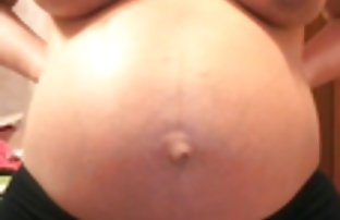 πορνό σεξ Βρετανική πορνοστάρ πηδάει τον εαυτό του με ένα χοντρό δονητή